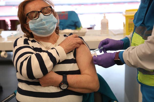 A woman is vaccinated against Covid-19 in a device installed at the Wanda Metropolitano Stadium in Madrid, Spain, on March 30, 2021. The Community of Madrid has begun to vaccinate this Tuesday against Covid-19 to the general population aged 60 to 65 years with doses of AstraZeneca. Also, next week will begin to vaccinate people aged 77, 78 and 79 years with doses of Pfizer. 30 MARCH 2021;WANDA METROPOLITANO;MADRID;COMMUNITY OF MADRID Marta Fernandez Jara LagenciaEP 03 30 2021 MADRID MADRID Spain Copyright: xMartaxFernandezxJarax 3627698