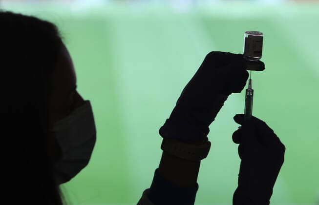 A health professional holds a syringe and a vial with the Covid-19 vaccine, in a device installed at the Wanda Metropolitano Stadium, in Madrid, Spain, on March 30, 2021. The Community of Madrid has begun to vaccinate this Tuesday against Covid-19 to the general population aged 60 to 65 years with doses of AstraZeneca. Also, next week will begin to vaccinate people aged 77, 78 and 79 years with doses of Pfizer. 30 MARCH 2021;WANDA METROPOLITANO;MADRID;COMMUNITY OF MADRID Marta Fernandez Jara LagenciaEP 03 30 2021 MADRID MADRID Spain Copyright: xMartaxFernandezxJarax 3627704