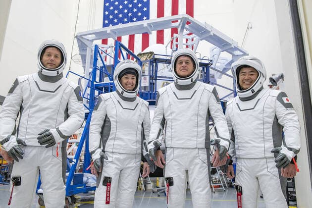 News Themen der Woche KW13 Bilder des Jahres 2021, News 03 März Pictured from the left are European Space Agency (ESA) astronaut Thomas Pesquet, Crew-2 mission specialist; NASA astronaut Megan McArthur, Crew-2 pilot; NASA astronaut Shane Kimbrough, Crew-2 spacecraft commander; and Japan Aerospace Exploration Agency (JAXA) astronaut Akihiko Hoshide, Crew-2 mission specialist. NASA and SpaceX managers and engineers continue to prepare to launch the Crew-2 mission to the International Space Station no earlier than April 22, 2021. Mission teams are also targeting the return of the Crew-1 astronauts on Wednesday, April 28. NASA  WAX2021033001 NASA