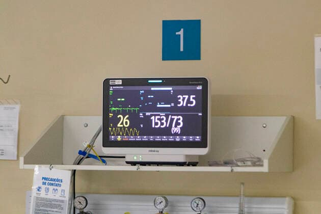 RIO DE JANEIRO, RJ - 30.03.2021: BRASIL REGISTRA 3780 MORTES POR COVID 19 - Brazil registers a new record of deaths by COVID 19 in the last 24 hours, 3780. As well as the highest average of deaths per week since the beginning of the pandemic, 2710. x2048593x  CarlosxEliasxJunior