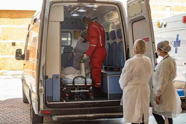 RIO DE JANEIRO, RJ - 30.03.2021: BRASIL REGISTRA 3780 MORTES POR COVID 19 - Brazil registers a new record of deaths by COVID 19 in the last 24 hours, 3780. As well as the highest average of deaths per week since the beginning of the pandemic, 2710. x2048604x  CarlosxEliasxJunior