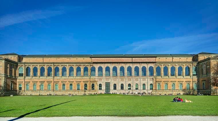  Menschen sonnen sich hinter der Südseite der Alten Pinakothek, München, Oberbayern, Bayern, Deutschland, Europa *** People sunbathing behind the south side of the Alte Pinakothek, Munich, Upper Bavaria, Bavaria, Germany, Europe Copyright: imageBROKER/ManfredxBail ibxabc06715896.jpg