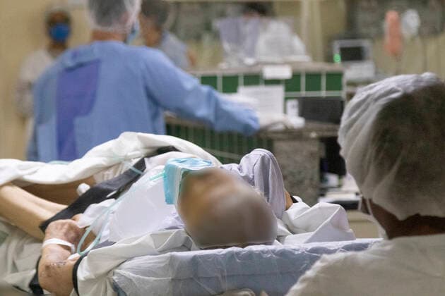 RIO DE JANEIRO, RJ - 30.03.2021: BRASIL REGISTRA 3780 MORTES POR COVID 19 - Brazil registers a new record of deaths by COVID 19 in the last 24 hours, 3780. As well as the highest average of deaths per week since the beginning of the pandemic, 2710. x2048681x  CarlosxEliasxJunior