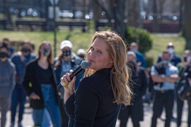 Bilder des Jahres 2021, Entertainment 03 März Entertainment Themen der Woche KW13 Bilder des Jahres 2021, Entertainment 03 März Entertainment Bilder des Tages March 30, 2021, New York, United States: Comedian Amy Schumer performs in Astoria Park as part of the NY PopsUp in Queens Borough of New York City..NY PopsUp is an ongoing festival with hundreds of pop-up performances around New York City that will continue through September 6, 2021. New York United States - ZUMAs197 20210330_zaa_s197_230 Copyright: xRonxAdarx