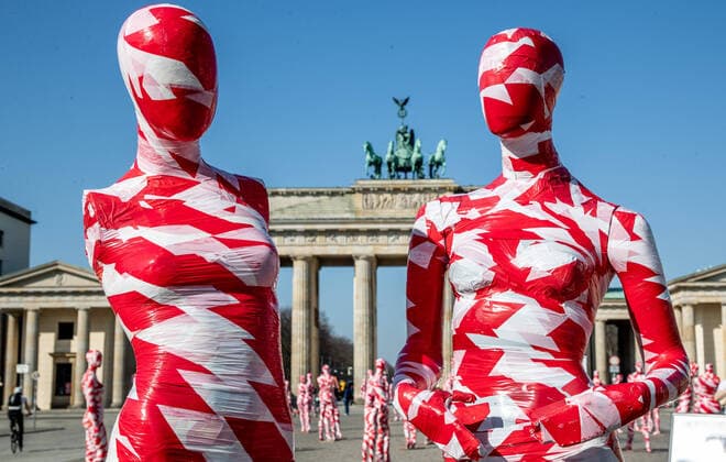News Themen der Woche KW13 Bilder des Jahres 2021, News 03 März News Bilder des Tages Schaufensterpuppen Brandenburger Tor Berlin, 31.03.2021: In Absperrband eingewickelte Schaufensterpuppen stehen und sitzen auf Parkbaenken am Brandenburger Tor. Protest Aktion waehrend des Lockdowns in der Corona-Pandemie. Aufgrund der Puppen wirkt der Pariser Platz nicht leer. *** Mannequins Brandenburg Gate Berlin, 31 03 2021 Mannequins wrapped in barrier tape stand and sit on parking benches at the Brandenburg Gate Protest action during the lockdown in the Corona Pandemic Due to the mannequins the Pariser Platz does not look empty
