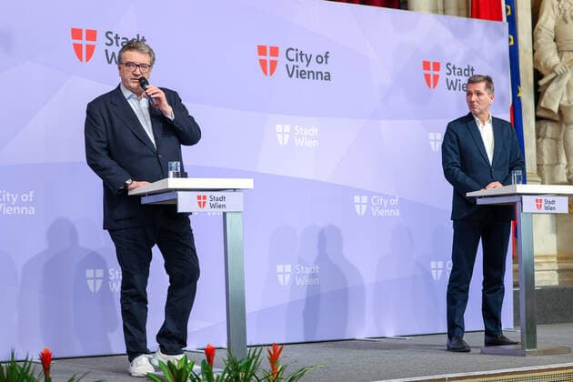 20210331 Press conference at Vienna City Hall - Immunization schedule for April VIENNA, AUSTRIA - MARCH 31: City Councillor for Social Affairs, Health and Sport Peter Hacker (SPOe) and Medical Director Michael Binder (Vienna Health Association) at Press conference - at Vienna City Hall - Immunization schedule for April at Town hall on March 31, 2021 in Vienna, Austria. 210331_SEPA_10_035 Copyright: xMichaelxIndrax SEPAxMedia