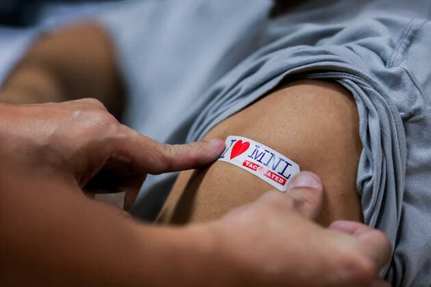 News Bilder des Tages (210331) -- MANILA, March 31, 2021 -- A sticker is used as a sign on the arm of a resident after receiving a dose of Sinovac vaccine at a vaccination site in Manila, the Philippines on March 31, 2021. The Philippines Department of Health (DOH) reported on Wednesday 6,128 new COVID-19 infections, bringing the total number of confirmed cases in the Southeast Asian country to 747,288. ) PHILIPPINES-MANILA-COVID-19-SINOVAC VACCINES RouellexUmali 