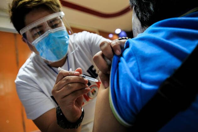 (210331) -- MANILA, March 31, 2021 -- A resident receives a dose of Sinovac vaccine at a vaccination site in Manila, the Philippines on March 31, 2021. The Philippines Department of Health (DOH) reported on Wednesday 6,128 new COVID-19 infections, bringing the total number of confirmed cases in the Southeast Asian country to 747,288. ) PHILIPPINES-MANILA-COVID-19-SINOVAC VACCINES RouellexUmali 