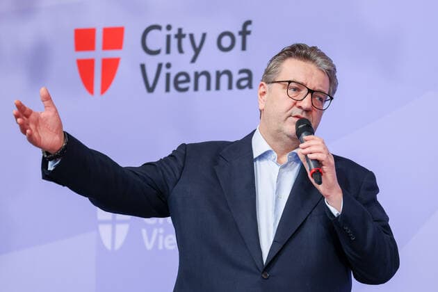 20210331 Press conference at Vienna City Hall - Immunization schedule for April VIENNA, AUSTRIA - MARCH 31: City Councillor for Social Affairs, Health and Sport Peter Hacker (SPOe) at Press conference - at Vienna City Hall - Immunization schedule for April at Town hall on March 31, 2021 in Vienna, Austria. 210331_SEPA_10_044 Copyright: xMichaelxIndrax SEPAxMedia