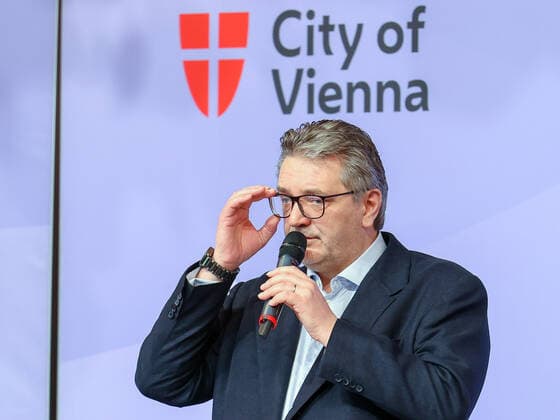 20210331 Press conference at Vienna City Hall - Immunization schedule for April VIENNA, AUSTRIA - MARCH 31: City Councillor for Social Affairs, Health and Sport Peter Hacker (SPOe) at Press conference - at Vienna City Hall - Immunization schedule for April at Town hall on March 31, 2021 in Vienna, Austria. 210331_SEPA_10_054 Copyright: xMichaelxIndrax SEPAxMedia