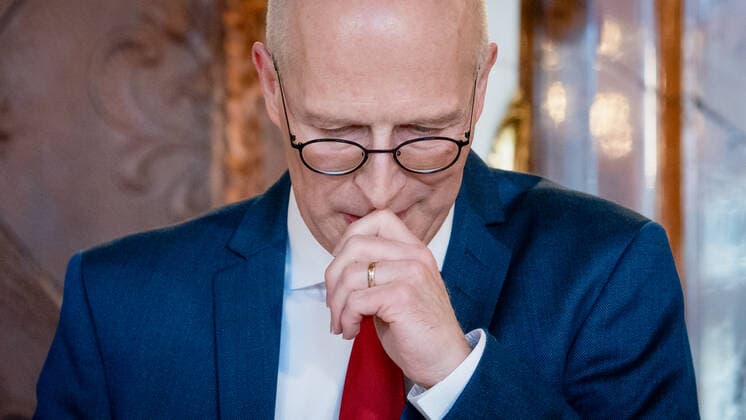 Hamburger Senat kündigt nächtliche Ausgangsbeschränkungen für Hamburg an - Pressekonferenz im Rathaus - Senat beschließt zusätzliche Maßnahmen zur Eindämmung der Coronavirus-Verbreitung in Hamburg - Erster Bürgermeister Dr. Peter Tschentscher -;Hamburger Senat kündigt nächtliche Ausgangsbeschränkungen für Hamburg an - Pressekonferenz im Rathaus - Senat beschließt zusätzliche Maßnahmen zur Eindämmung der Coronavirus-Verbreitung in Hamburg - Erster Bürgermeister Dr. Peter Tschentscher -, Hamburg Hamburg Deutschland Rathaus