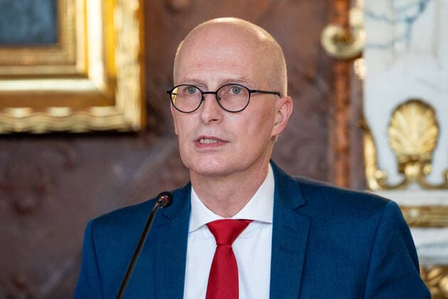 Hamburger Senat kündigt nächtliche Ausgangsbeschränkungen für Hamburg an - Pressekonferenz im Rathaus - Senat beschließt zusätzliche Maßnahmen zur Eindämmung der Coronavirus-Verbreitung in Hamburg - Erster Bürgermeister Dr. Peter Tschentscher -;Hamburger Senat kündigt nächtliche Ausgangsbeschränkungen für Hamburg an - Pressekonferenz im Rathaus - Senat beschließt zusätzliche Maßnahmen zur Eindämmung der Coronavirus-Verbreitung in Hamburg - Erster Bürgermeister Dr. Peter Tschentscher -, Hamburg Hamburg Deutschland Rathaus