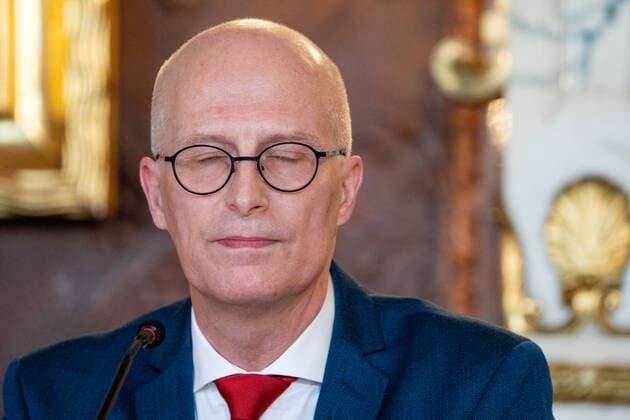 Hamburger Senat kündigt nächtliche Ausgangsbeschränkungen für Hamburg an - Pressekonferenz im Rathaus - Senat beschließt zusätzliche Maßnahmen zur Eindämmung der Coronavirus-Verbreitung in Hamburg - Erster Bürgermeister Dr. Peter Tschentscher -;Hamburger Senat kündigt nächtliche Ausgangsbeschränkungen für Hamburg an - Pressekonferenz im Rathaus - Senat beschließt zusätzliche Maßnahmen zur Eindämmung der Coronavirus-Verbreitung in Hamburg - Erster Bürgermeister Dr. Peter Tschentscher -, Hamburg Hamburg Deutschland Rathaus