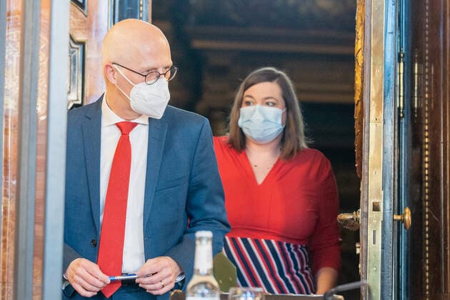 Hamburger Senat kündigt nächtliche Ausgangsbeschränkungen für Hamburg an - Pressekonferenz im Rathaus - Senat beschließt zusätzliche Maßnahmen zur Eindämmung der Coronavirus-Verbreitung in Hamburg - Erster Bürgermeister Dr. Peter Tschentscher -mit Katharina Fegebank im Hintergrund;Hamburger Senat kündigt nächtliche Ausgangsbeschränkungen für Hamburg an - Pressekonferenz im Rathaus - Senat beschließt zusätzliche Maßnahmen zur Eindämmung der Coronavirus-Verbreitung in Hamburg - Erster Bürgermeister Dr. Peter Tschentscher -, Hamburg Hamburg Deutschland Rathaus