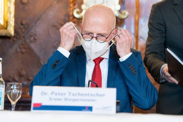 Hamburger Senat kündigt nächtliche Ausgangsbeschränkungen für Hamburg an - Pressekonferenz im Rathaus - Senat beschließt zusätzliche Maßnahmen zur Eindämmung der Coronavirus-Verbreitung in Hamburg - Erster Bürgermeister Dr. Peter Tschentscher -;Hamburger Senat kündigt nächtliche Ausgangsbeschränkungen für Hamburg an - Pressekonferenz im Rathaus - Senat beschließt zusätzliche Maßnahmen zur Eindämmung der Coronavirus-Verbreitung in Hamburg - Erster Bürgermeister Dr. Peter Tschentscher -, Hamburg Hamburg Deutschland Rathaus