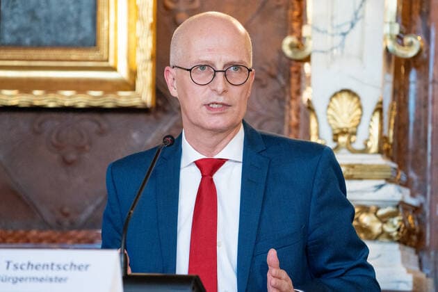 Hamburger Senat kündigt nächtliche Ausgangsbeschränkungen für Hamburg an - Pressekonferenz im Rathaus - Senat beschließt zusätzliche Maßnahmen zur Eindämmung der Coronavirus-Verbreitung in Hamburg - Erster Bürgermeister Dr. Peter Tschentscher -;Hamburger Senat kündigt nächtliche Ausgangsbeschränkungen für Hamburg an - Pressekonferenz im Rathaus - Senat beschließt zusätzliche Maßnahmen zur Eindämmung der Coronavirus-Verbreitung in Hamburg - Erster Bürgermeister Dr. Peter Tschentscher -, Hamburg Hamburg Deutschland Rathaus