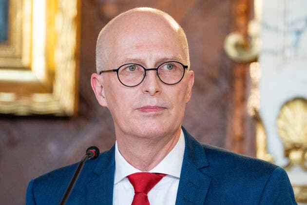 Hamburger Senat kündigt nächtliche Ausgangsbeschränkungen für Hamburg an - Pressekonferenz im Rathaus - Senat beschließt zusätzliche Maßnahmen zur Eindämmung der Coronavirus-Verbreitung in Hamburg - Erster Bürgermeister Dr. Peter Tschentscher -;Hamburger Senat kündigt nächtliche Ausgangsbeschränkungen für Hamburg an - Pressekonferenz im Rathaus - Senat beschließt zusätzliche Maßnahmen zur Eindämmung der Coronavirus-Verbreitung in Hamburg - Erster Bürgermeister Dr. Peter Tschentscher -, Hamburg Hamburg Deutschland Rathaus