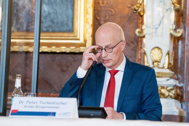 Hamburger Senat kündigt nächtliche Ausgangsbeschränkungen für Hamburg an - Pressekonferenz im Rathaus - Senat beschließt zusätzliche Maßnahmen zur Eindämmung der Coronavirus-Verbreitung in Hamburg - Erster Bürgermeister Dr. Peter Tschentscher -;Hamburger Senat kündigt nächtliche Ausgangsbeschränkungen für Hamburg an - Pressekonferenz im Rathaus - Senat beschließt zusätzliche Maßnahmen zur Eindämmung der Coronavirus-Verbreitung in Hamburg - Erster Bürgermeister Dr. Peter Tschentscher -, Hamburg Hamburg Deutschland Rathaus