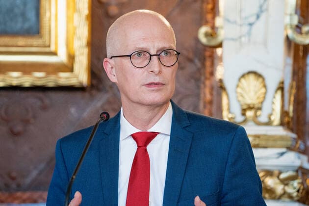 Hamburger Senat kündigt nächtliche Ausgangsbeschränkungen für Hamburg an - Pressekonferenz im Rathaus - Senat beschließt zusätzliche Maßnahmen zur Eindämmung der Coronavirus-Verbreitung in Hamburg - Erster Bürgermeister Dr. Peter Tschentscher -;Hamburger Senat kündigt nächtliche Ausgangsbeschränkungen für Hamburg an - Pressekonferenz im Rathaus - Senat beschließt zusätzliche Maßnahmen zur Eindämmung der Coronavirus-Verbreitung in Hamburg - Erster Bürgermeister Dr. Peter Tschentscher -, Hamburg Hamburg Deutschland Rathaus
