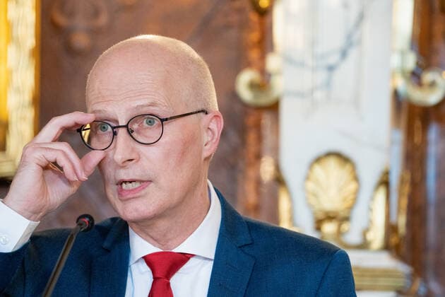 News Bilder des Tages Hamburger Senat kündigt nächtliche Ausgangsbeschränkungen für Hamburg an - Pressekonferenz im Rathaus - Senat beschließt zusätzliche Maßnahmen zur Eindämmung der Coronavirus-Verbreitung in Hamburg - Erster Bürgermeister Dr. Peter Tschentscher -;Hamburger Senat kündigt nächtliche Ausgangsbeschränkungen für Hamburg an - Pressekonferenz im Rathaus - Senat beschließt zusätzliche Maßnahmen zur Eindämmung der Coronavirus-Verbreitung in Hamburg - Erster Bürgermeister Dr. Peter Tschentscher -, Hamburg Hamburg Deutschland Rathaus