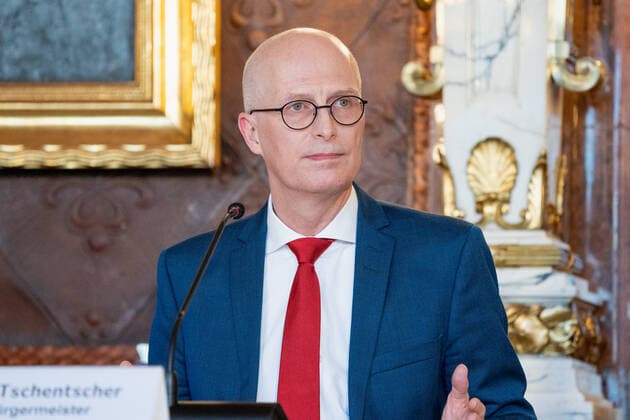 Hamburger Senat kündigt nächtliche Ausgangsbeschränkungen für Hamburg an - Pressekonferenz im Rathaus - Senat beschließt zusätzliche Maßnahmen zur Eindämmung der Coronavirus-Verbreitung in Hamburg - Erster Bürgermeister Dr. Peter Tschentscher -;Hamburger Senat kündigt nächtliche Ausgangsbeschränkungen für Hamburg an - Pressekonferenz im Rathaus - Senat beschließt zusätzliche Maßnahmen zur Eindämmung der Coronavirus-Verbreitung in Hamburg - Erster Bürgermeister Dr. Peter Tschentscher -, Hamburg Hamburg Deutschland Rathaus