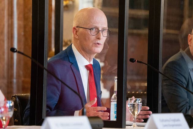 Hamburger Senat kündigt nächtliche Ausgangsbeschränkungen für Hamburg an - Pressekonferenz im Rathaus - Senat beschließt zusätzliche Maßnahmen zur Eindämmung der Coronavirus-Verbreitung in Hamburg - Erster Bürgermeister Dr. Peter Tschentscher -;Hamburger Senat kündigt nächtliche Ausgangsbeschränkungen für Hamburg an - Pressekonferenz im Rathaus - Senat beschließt zusätzliche Maßnahmen zur Eindämmung der Coronavirus-Verbreitung in Hamburg - Erster Bürgermeister Dr. Peter Tschentscher -, Hamburg Hamburg Deutschland Rathaus