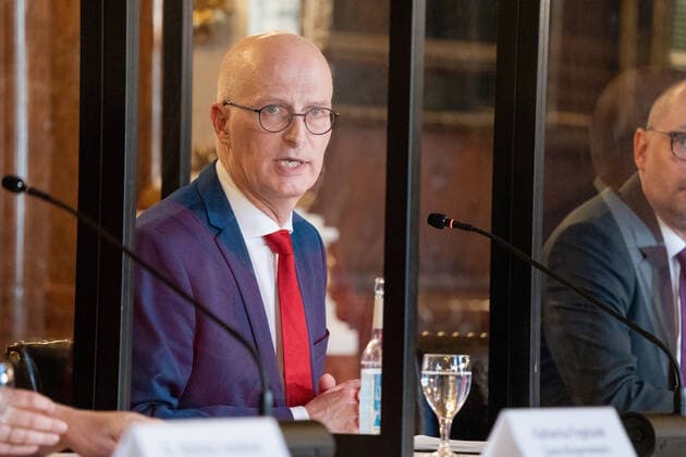 Hamburger Senat kündigt nächtliche Ausgangsbeschränkungen für Hamburg an - Pressekonferenz im Rathaus - Senat beschließt zusätzliche Maßnahmen zur Eindämmung der Coronavirus-Verbreitung in Hamburg - Erster Bürgermeister Dr. Peter Tschentscher -;Hamburger Senat kündigt nächtliche Ausgangsbeschränkungen für Hamburg an - Pressekonferenz im Rathaus - Senat beschließt zusätzliche Maßnahmen zur Eindämmung der Coronavirus-Verbreitung in Hamburg - Erster Bürgermeister Dr. Peter Tschentscher -, Hamburg Hamburg Deutschland Rathaus