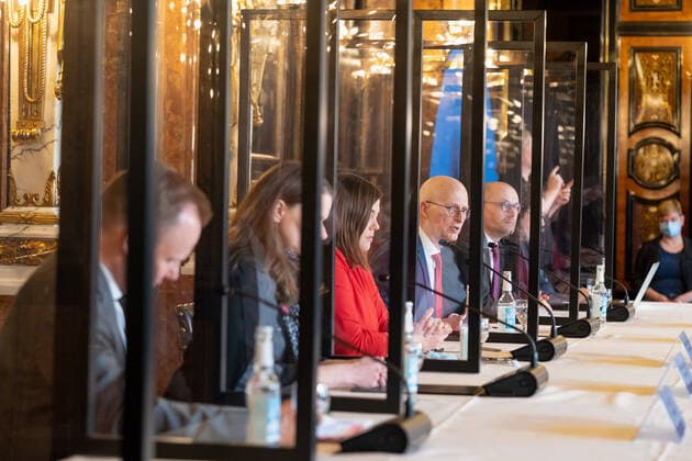 Hamburger Senat kündigt nächtliche Ausgangsbeschränkungen für Hamburg an - Pressekonferenz im Rathaus - Senat beschließt zusätzliche Maßnahmen zur Eindämmung der Coronavirus-Verbreitung in Hamburg - Erster Bürgermeister Dr. Peter Tschentscher -;Hamburger Senat kündigt nächtliche Ausgangsbeschränkungen für Hamburg an - Pressekonferenz im Rathaus - Senat beschließt zusätzliche Maßnahmen zur Eindämmung der Coronavirus-Verbreitung in Hamburg - Erster Bürgermeister Dr. Peter Tschentscher -, Hamburg Hamburg Deutschland Rathaus