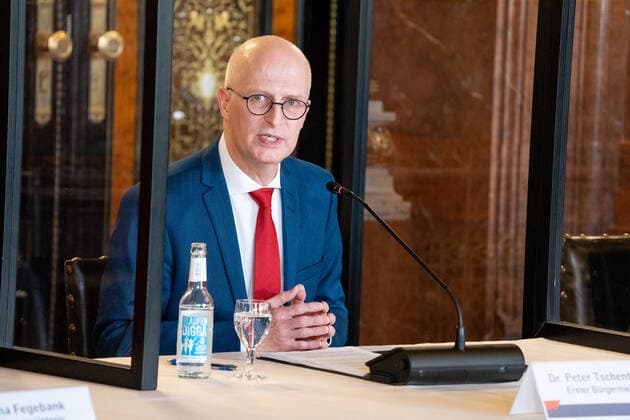 Hamburger Senat kündigt nächtliche Ausgangsbeschränkungen für Hamburg an - Pressekonferenz im Rathaus - Senat beschließt zusätzliche Maßnahmen zur Eindämmung der Coronavirus-Verbreitung in Hamburg - Erster Bürgermeister Dr. Peter Tschentscher -;Hamburger Senat kündigt nächtliche Ausgangsbeschränkungen für Hamburg an - Pressekonferenz im Rathaus - Senat beschließt zusätzliche Maßnahmen zur Eindämmung der Coronavirus-Verbreitung in Hamburg - Erster Bürgermeister Dr. Peter Tschentscher -, Hamburg Hamburg Deutschland Rathaus
