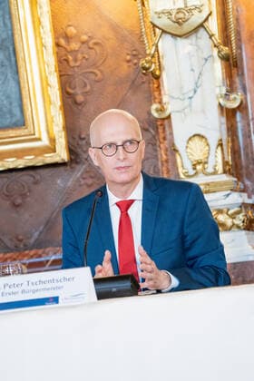 Hamburger Senat kündigt nächtliche Ausgangsbeschränkungen für Hamburg an - Pressekonferenz im Rathaus - Senat beschließt zusätzliche Maßnahmen zur Eindämmung der Coronavirus-Verbreitung in Hamburg - Erster Bürgermeister Dr. Peter Tschentscher -;Hamburger Senat kündigt nächtliche Ausgangsbeschränkungen für Hamburg an - Pressekonferenz im Rathaus - Senat beschließt zusätzliche Maßnahmen zur Eindämmung der Coronavirus-Verbreitung in Hamburg - Erster Bürgermeister Dr. Peter Tschentscher -, Hamburg Hamburg Deutschland Rathaus
