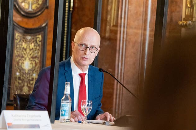 Hamburger Senat kündigt nächtliche Ausgangsbeschränkungen für Hamburg an - Pressekonferenz im Rathaus - Senat beschließt zusätzliche Maßnahmen zur Eindämmung der Coronavirus-Verbreitung in Hamburg - Erster Bürgermeister Dr. Peter Tschentscher -;Hamburger Senat kündigt nächtliche Ausgangsbeschränkungen für Hamburg an - Pressekonferenz im Rathaus - Senat beschließt zusätzliche Maßnahmen zur Eindämmung der Coronavirus-Verbreitung in Hamburg - Erster Bürgermeister Dr. Peter Tschentscher -, Hamburg Hamburg Deutschland Rathaus