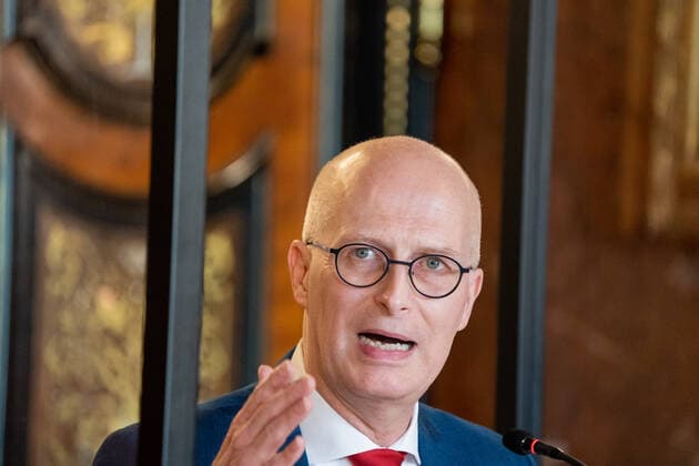 Hamburger Senat kündigt nächtliche Ausgangsbeschränkungen für Hamburg an - Pressekonferenz im Rathaus - Senat beschließt zusätzliche Maßnahmen zur Eindämmung der Coronavirus-Verbreitung in Hamburg - Erster Bürgermeister Dr. Peter Tschentscher -;Hamburger Senat kündigt nächtliche Ausgangsbeschränkungen für Hamburg an - Pressekonferenz im Rathaus - Senat beschließt zusätzliche Maßnahmen zur Eindämmung der Coronavirus-Verbreitung in Hamburg - Erster Bürgermeister Dr. Peter Tschentscher -, Hamburg Hamburg Deutschland Rathaus