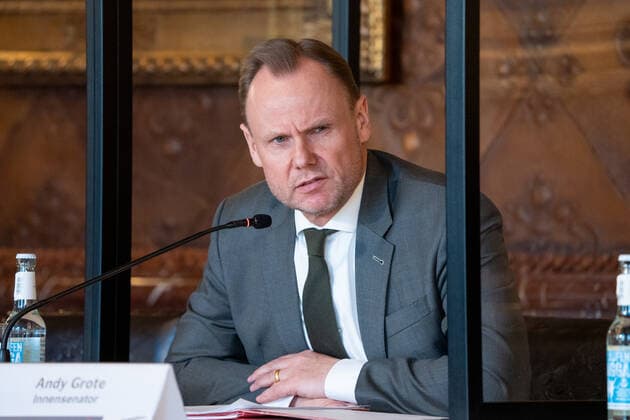 Hamburger Senat kündigt nächtliche Ausgangsbeschränkungen für Hamburg an - Pressekonferenz im Rathaus - Senat beschließt zusätzliche Maßnahmen zur Eindämmung der Coronavirus-Verbreitung in Hamburg - Innensenator Andy Grote;Hamburger Senat kündigt nächtliche Ausgangsbeschränkungen für Hamburg an - Pressekonferenz im Rathaus - Senat beschließt zusätzliche Maßnahmen zur Eindämmung der Coronavirus-Verbreitung in Hamburg - Innensenator Andy Grote, Hamburg Hamburg Deutschland Rathaus