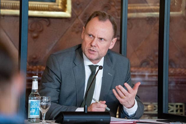 Hamburger Senat kündigt nächtliche Ausgangsbeschränkungen für Hamburg an - Pressekonferenz im Rathaus - Senat beschließt zusätzliche Maßnahmen zur Eindämmung der Coronavirus-Verbreitung in Hamburg - Innensenator Andy Grote;Hamburger Senat kündigt nächtliche Ausgangsbeschränkungen für Hamburg an - Pressekonferenz im Rathaus - Senat beschließt zusätzliche Maßnahmen zur Eindämmung der Coronavirus-Verbreitung in Hamburg - Innensenator Andy Grote, Hamburg Hamburg Deutschland Rathaus