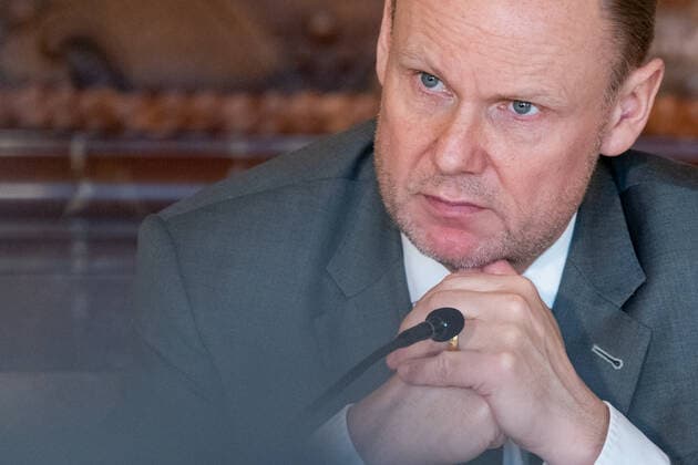 Hamburger Senat kündigt nächtliche Ausgangsbeschränkungen für Hamburg an - Pressekonferenz im Rathaus - Senat beschließt zusätzliche Maßnahmen zur Eindämmung der Coronavirus-Verbreitung in Hamburg - Innensenator Andy Grote;Hamburger Senat kündigt nächtliche Ausgangsbeschränkungen für Hamburg an - Pressekonferenz im Rathaus - Senat beschließt zusätzliche Maßnahmen zur Eindämmung der Coronavirus-Verbreitung in Hamburg - Innensenator Andy Grote, Hamburg Hamburg Deutschland Rathaus