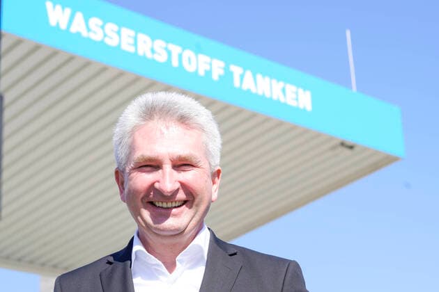 News Themen der Woche KW13 Bilder des Jahres 2021, News 03 März News Bilder des Tages Energie- und Wirtschaftsminister von NRW besucht Wasserstoffstandorte in Nordrhein-Westfalen Aktuell, 31.3.2021, Herten, Prof. Dr. Andreas Pinkwart Energie- und Wirtschaftsminister von Nordrhein-Westfalen im Portrait an der Wasserstofftankstelle bei seinem Besuch des Anwenderzentrum H2Herten in Herten (NRW) bei seiner Wasserstoff-Tour in Nordrhein-Westfalen Herten Nordrhein-Westfalen Deutschland *** Energy and Economics Minister of NRW visits hydrogen sites in North Rhine Westphalia News, 31 3 2021, Herten, Prof Dr Andreas Pinkwart Energy and Economics Minister of North Rhine Westphalia in portrait at the hydrogen filling station during his visit to the H2Herten user centre in Herten NRW during his hydrogen tour of North Rhine Westphalia H