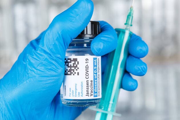 Johnson & Johnson Corona Virus Impfstoff Coronavirus COVID-19 Covid Impfung Spritze Vaccine Stuttgart, Deutschland - 19. März 2021: Johnson & Johnson Corona Virus Impfstoff Coronavirus COVID-19 Covid Impfung Spritze Vaccine in Deutschland.