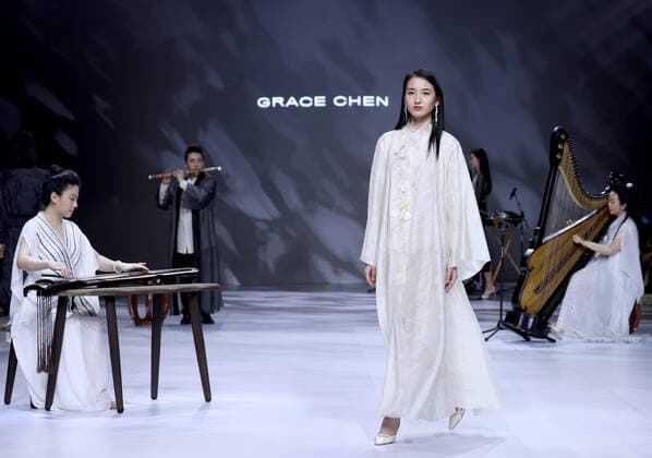 Bilder des Jahres 2021, Entertainment 03 März Entertainment Themen der Woche KW13 Bilder des Jahres 2021, Entertainment 03 März Entertainment Bilder des Tages (210331) -- BEIJING, March 31, 2021 -- Models present creations of Grace Chen during the China Fashion Week in Beijing, capital of China, March 31, 2021. ) CHINA-BEIJING-CHINA FASHION WEEK (CN) ChenxJianli 