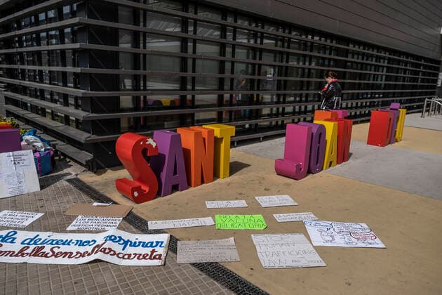 March 31, 2021, Barcelona, Catalonia, Spain: Protest placards laying on the ground during the demonstration..Summoned by the platform against the obligation of sanitary masks in minors, El Tercer Grupo, some fifty people have gathered at the doors of the Sant Joan De Deu Children s Hospital to protest the call of the hospital to carry out tests of the covid 19 vaccine on minors. Barcelona Spain - ZUMAs197 20210331_zaa_s197_051 Copyright: xPacoxFreirex