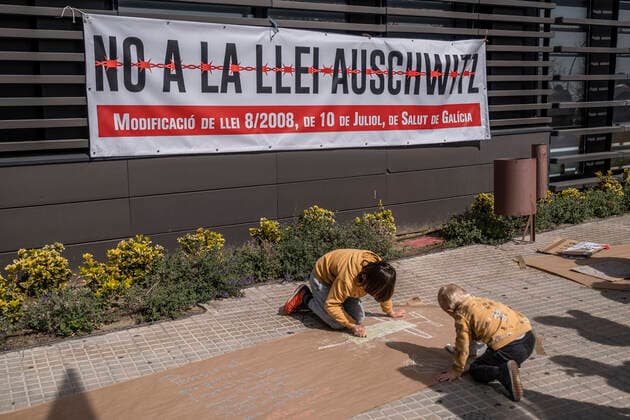 March 31, 2021, Barcelona, Catalonia, Spain: Two minors making drawings during the demonstration..Summoned by the platform against the obligation of sanitary masks in minors, El Tercer Grupo, some fifty people have gathered at the doors of the Sant Joan De Deu Children s Hospital to protest the call of the hospital to carry out tests of the covid 19 vaccine on minors. Barcelona Spain - ZUMAs197 20210331_zaa_s197_058 Copyright: xPacoxFreirex
