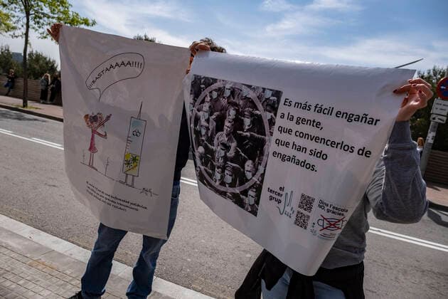 March 31, 2021, Barcelona, Catalonia, Spain: Protesters holding placards expressing their opinion, during the demonstration..Summoned by the platform against the obligation of sanitary masks in minors, El Tercer Grupo, some fifty people have gathered at the doors of the Sant Joan De Deu Children s Hospital to protest the call of the hospital to carry out tests of the covid 19 vaccine on minors. Barcelona Spain - ZUMAs197 20210331_zaa_s197_064 Copyright: xPacoxFreirex