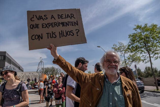 March 31, 2021, Barcelona, Catalonia, Spain: Francesc Colet, holding a placard expressing his opinion, during the demonstration..Summoned by the platform against the obligation of sanitary masks in minors, El Tercer Grupo, some fifty people have gathered at the doors of the Sant Joan De Deu Children s Hospital to protest the call of the hospital to carry out tests of the covid 19 vaccine on minors. Barcelona Spain - ZUMAs197 20210331_zaa_s197_066 Copyright: xPacoxFreirex