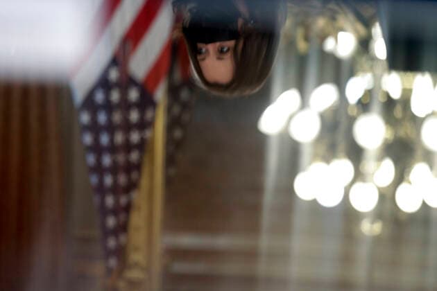 News Bilder des Tages March 31, 2021, Washington, District of Columbia, USA: United States Vice President Kamala Harris s reflection is seen during her roundtable discussion with faith leaders on their efforts to encourage communities to take the COVID-19 vaccine at the White House on March 31, 2021 in Washington, DC Washington USA - ZUMAs152 20210331_zaa_s152_013 Copyright: xYurixGripasx-xPoolxViaxCnpx