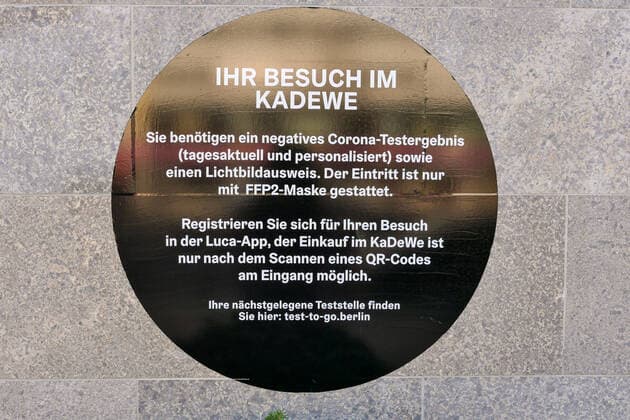 31.03.2021,Berlin,Deutschland,GER,das KaDeWe an der Tauentzienstraße.Ab den heutigen Tag wird ein negatives Corona-Testergebnis sowie ein Lichtbildausweis von den Kunden verlangt.