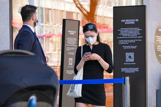 31.03.2021,Berlin,Deutschland,GER,das KaDeWe an der Tauentzienstraße.Ab den heutigen Tag wird ein negatives Corona-Testergebnis sowie ein Lichtbildausweis von den Kunden verlangt.