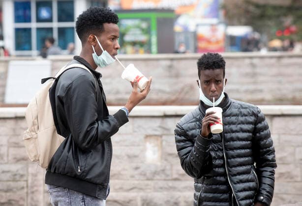 People wearing face masks walk on a street in Ankara, Turkey, on March 31, 2021. Turkey has confirmed 31,537 deaths and 3,317,182 positive cases of the coronavirus infection in the country. ( Copyright: AbdurrahmanxAntakyalix-xDepoxPho DSC_4008