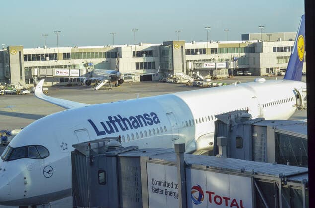 Frankfurt Airport amid COVID-19. (INT) Frankfurt Airport amid COVID-19. March 31, 2021, Frankfurt, Germany: Few movements of people at Frankfurt airport due to Covid-19 restrictions and government™s efforts to contain the spread of the virus. Credit: Josi Donelli TheNews2 Frankfurt Airport amid COVID-19.  Copyright: xJosixDonellix