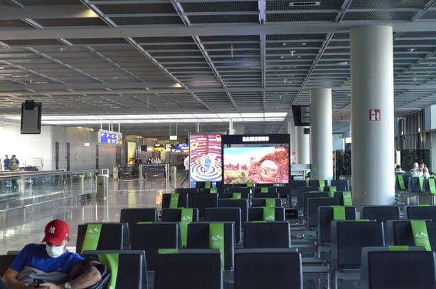 Frankfurt Airport amid COVID-19. March 31, 2021, Frankfurt, Germany: Few movements of people at Frankfurt airport due to Covid-19 restrictions and government™s efforts to contain the spread of the virus. Frankfurt Airport amid COVID-19.  Copyright: xJosixDonellix