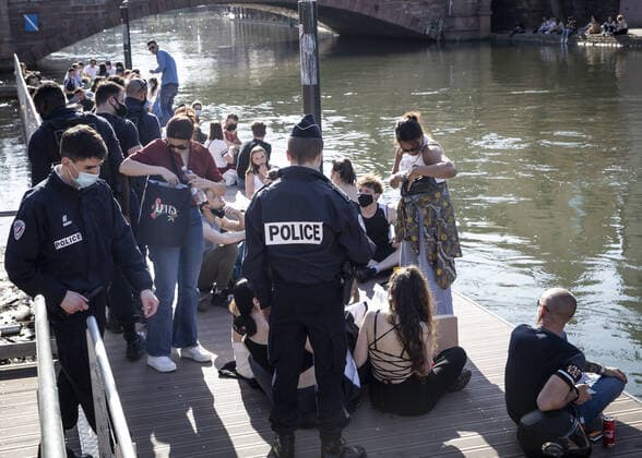 Coronavirus in Frankreich, Eindrücke aus Straßburg controle de police a strasbourg interdiction de la vente et la consommation d alcool sur la voie publique dans les 13 communes bas rhinoises de plus de 10 000 habitants. police control in strasbourg ban on the sale and consumption of alcohol on the public highway in the 13 bas rhinois municipalities with more than 10 000 inhabitants. NEWS : Controle de police a Strasbourg - 31 03 2021 ElyxandroCEGARRA PANORAMIC 