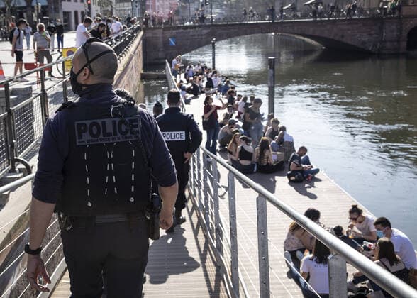 Coronavirus in Frankreich, Eindrücke aus Straßburg controle de police a strasbourg interdiction de la vente et la consommation d alcool sur la voie publique dans les 13 communes bas rhinoises de plus de 10 000 habitants. police control in strasbourg ban on the sale and consumption of alcohol on the public highway in the 13 bas rhinois municipalities with more than 10 000 inhabitants. NEWS : Controle de police a Strasbourg - 31 03 2021 ElyxandroCEGARRA PANORAMIC 